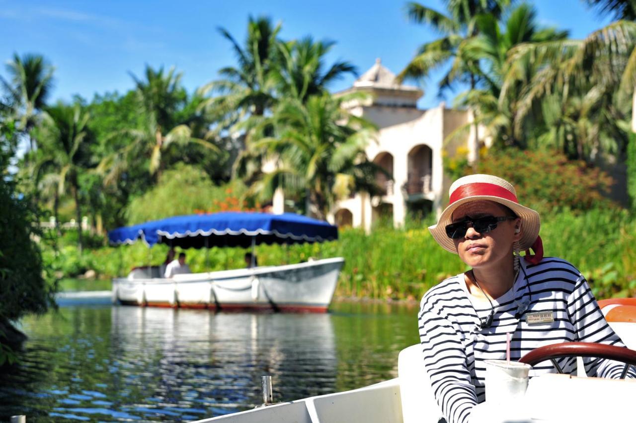 Promisedland Resort & Lagoon Shoufeng Εξωτερικό φωτογραφία A woman on a boat tour at the Everglades