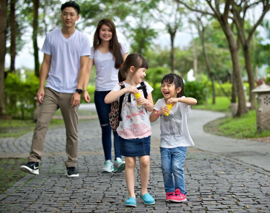 Promisedland Resort & Lagoon Shoufeng Εξωτερικό φωτογραφία Family walking